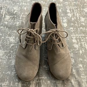 TOMS Women’s Casual Lace Up Wedge ankle Bootie, US Size 9.5, Taupe Suede - GUC